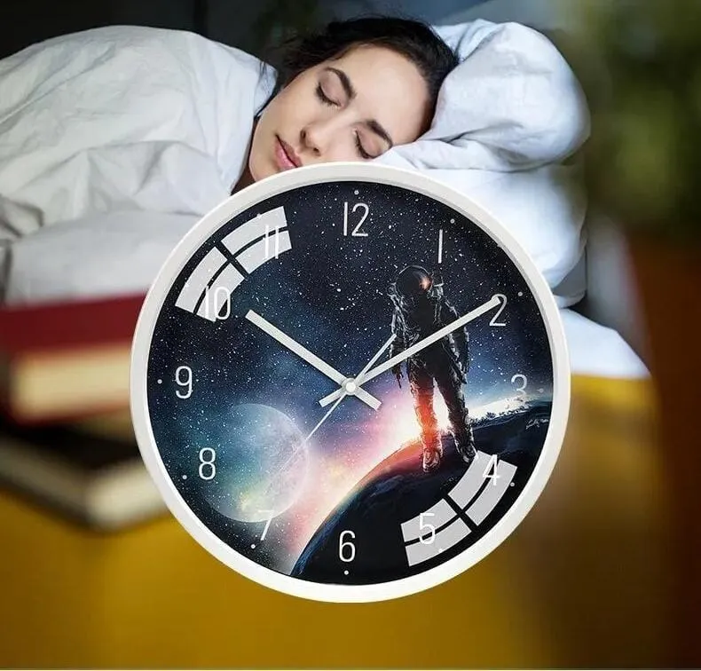Reloj Mural Silencioso Luminoso Astronauta 30 Cm - Imagen 4